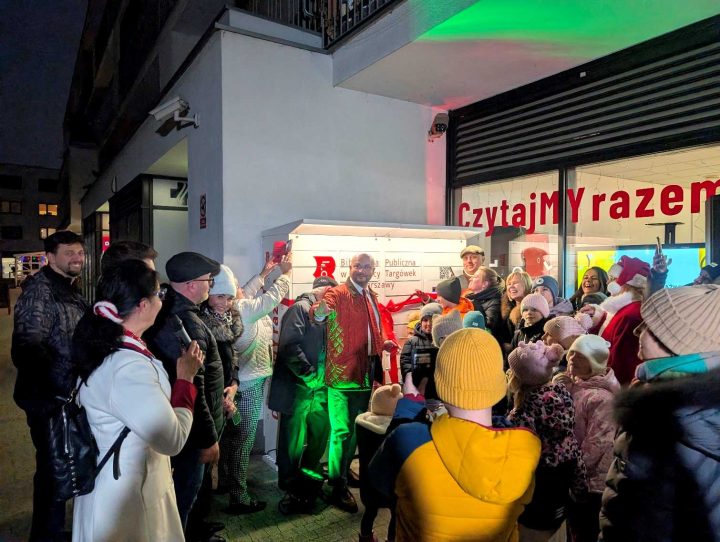 Otwarcie książkomatu - na osiedlu Wilno. Fot. UD Targówek